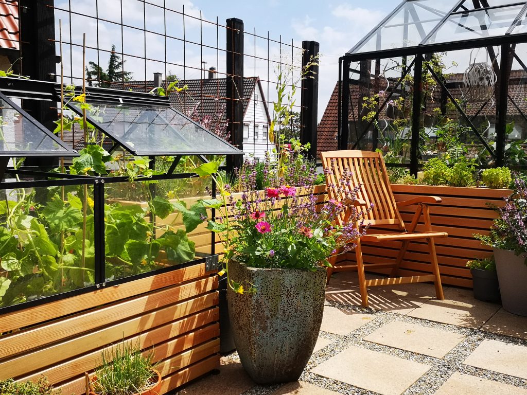 Den Balkon in einen blühenden Garten verwandeln: Dekorative Balkonkästen aus dem Hochbeetwerk