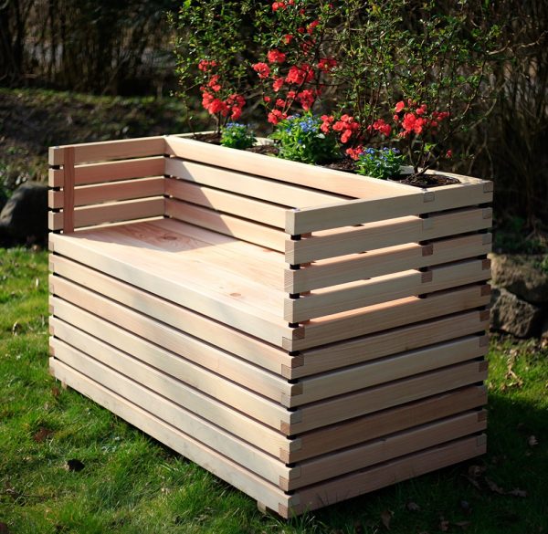 Gartenbank mit Blumenkasten